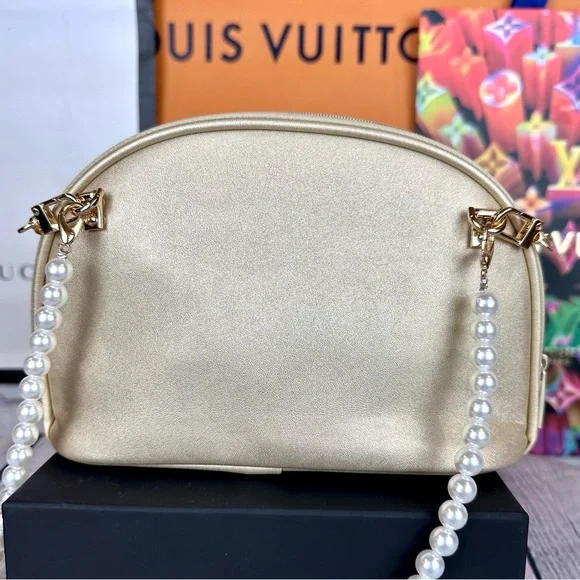 CHANEL gold metallic Crossbody pouch with bag charm and pearl chain - Picture 4 of 16